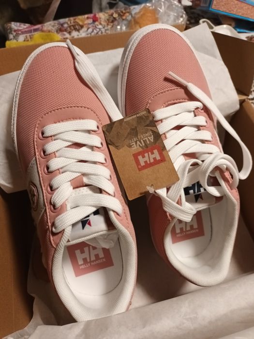 Продавам дамски маратонки Helly Henson размер36