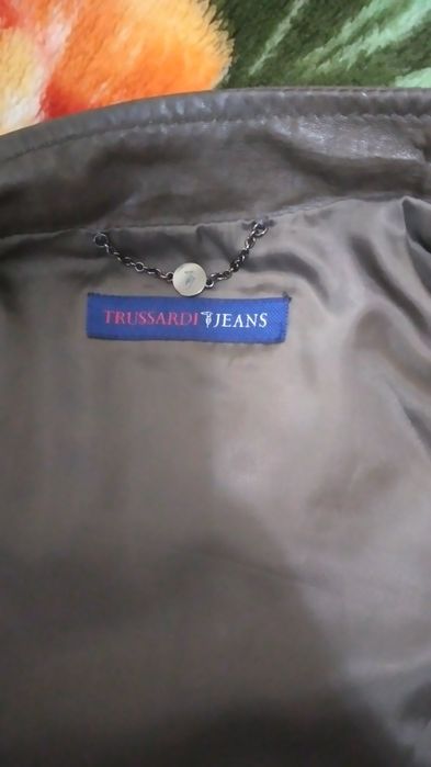 Продаю фирменную куртку женскую trussardi