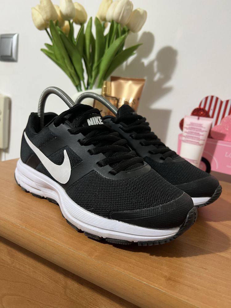 Маратонки Nike 37 номер