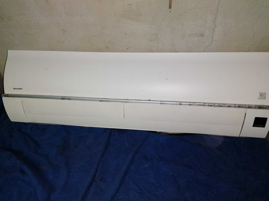 Продавам инверторен климатик шарп