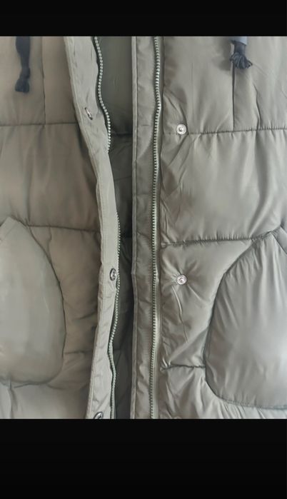 Vestă groasă, verde inchis, perfecta pentru toamna-iarna.