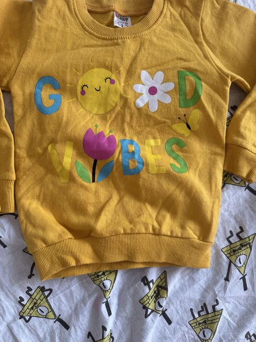 Жёлтая кофточка для девочки трёх лет.