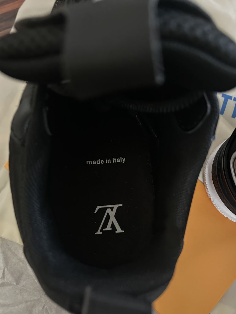 Lv skate black and white