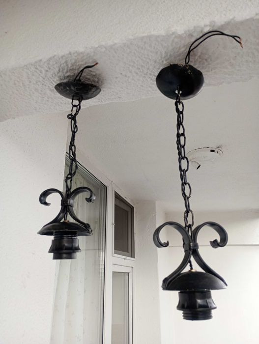 Стари лампи висящи от ковано желязо