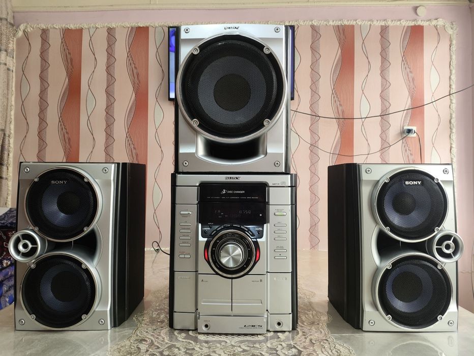 Sony 2.1 subwooferli muzikalniy sentr sotiladi