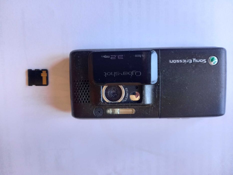 мобилeн телефон ZTE Blade 50 и  Sony Ericsson K800