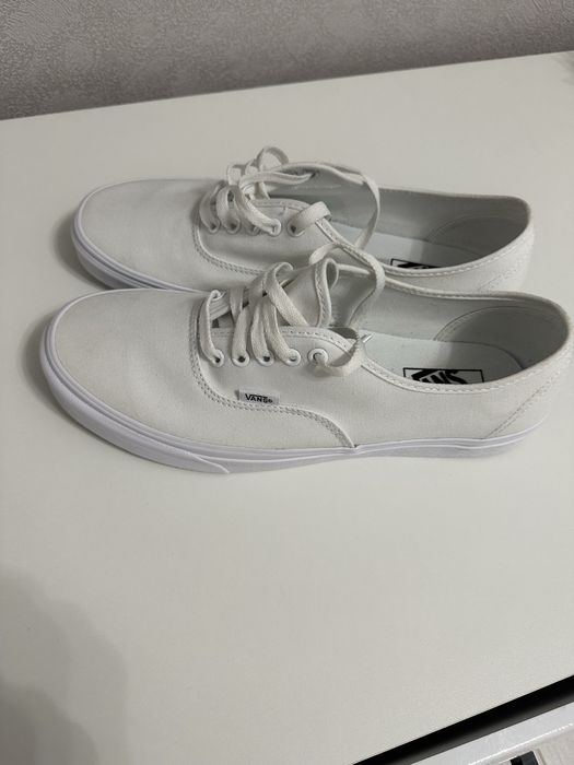 Teneși Vans noi.