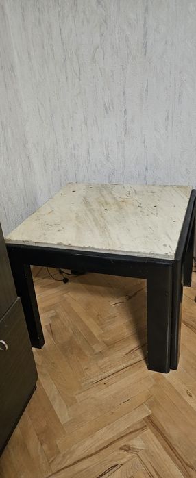 Мраморна маса  с дървени крака