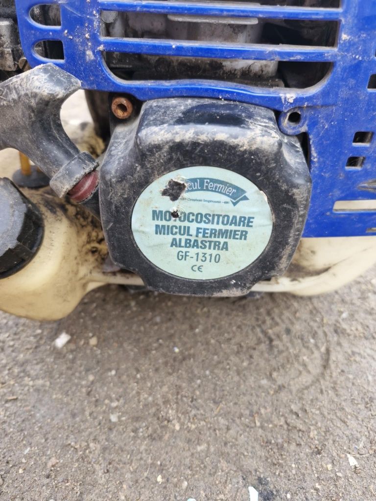 Vând motor de cositoare micul fermier în stare bună
