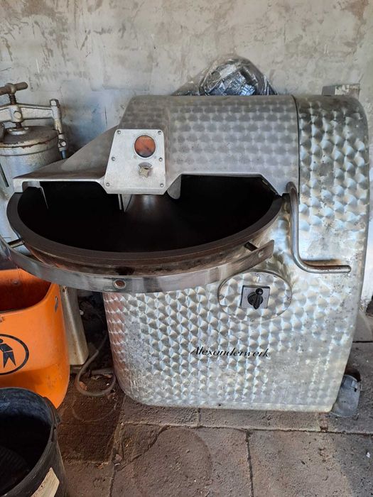 Cutter cu malaxor și masină umplut salam