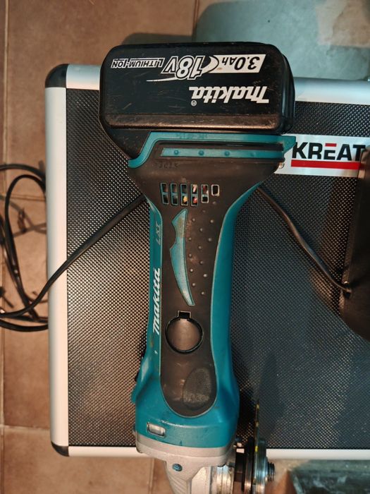 Makita 18 v. Ъглошашйф DGA 452