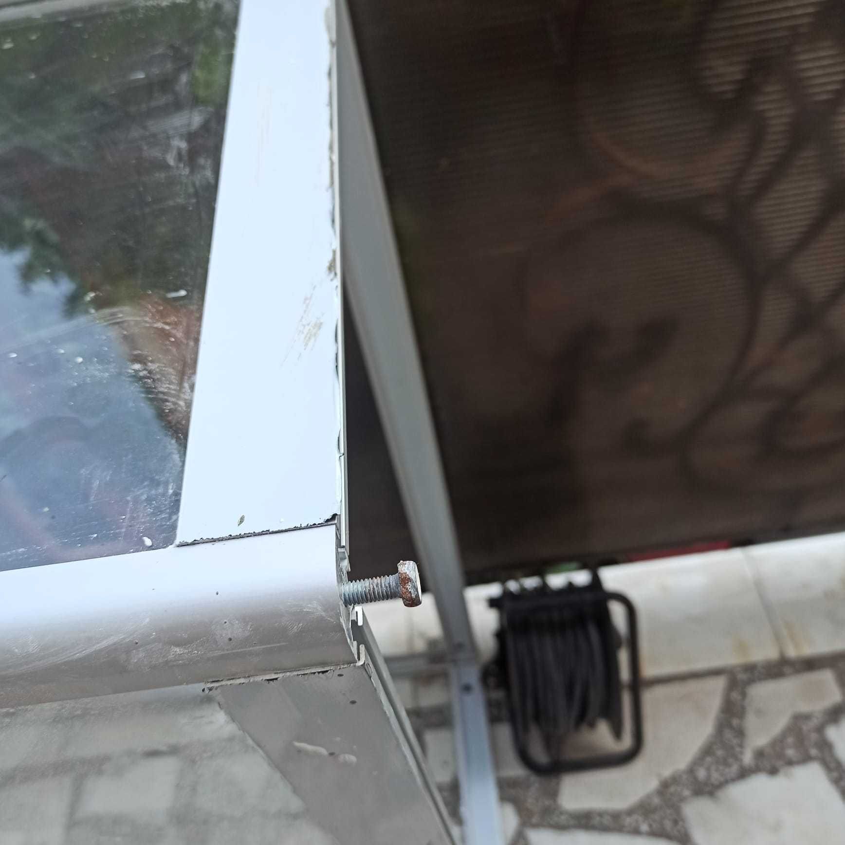 Vitrina de sticla cu rafturi si usi batante
