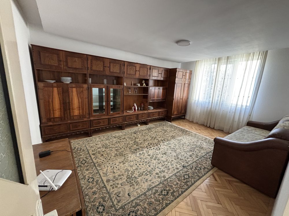 De inchiriat Inchiriez aparteament 3 camere etaj 1 bloc tip vila+garaj