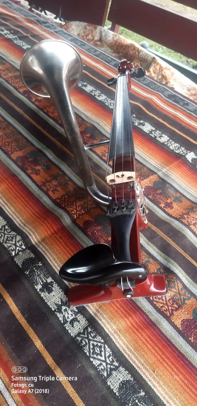 Vând vioară cu goarnă ,cu aparat original, SUPRAPHON ZV 02.