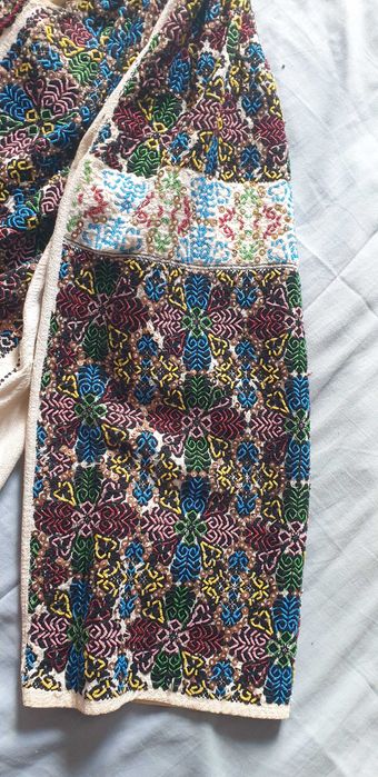 Ie tradițională brodata cu mărgele si paiete, model deosebit