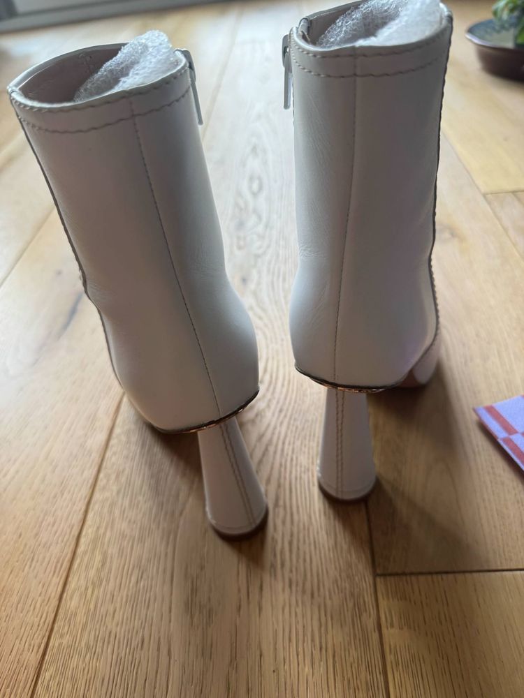 Бели боти Jacquemus
