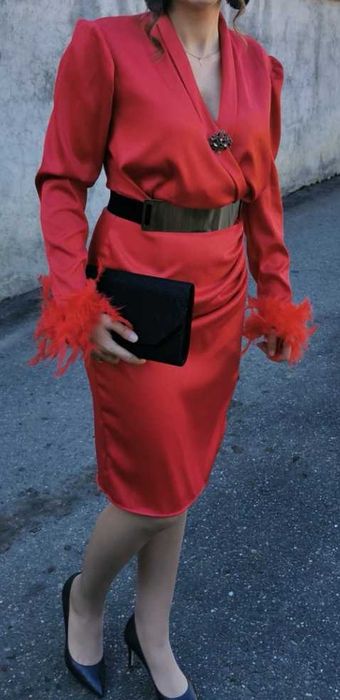 rochie rosie cu pene
