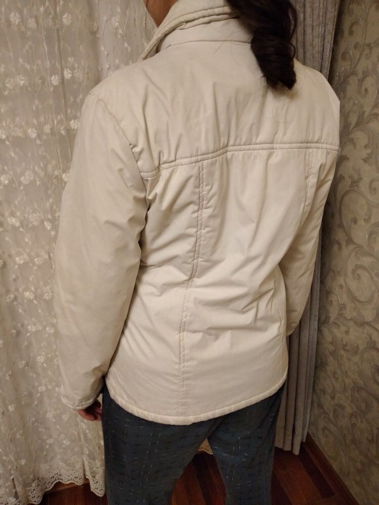 Белая легкая курточка, состояние отличное