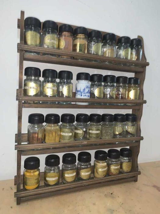 Raft din lemn cu 31 de sticlute de condimente