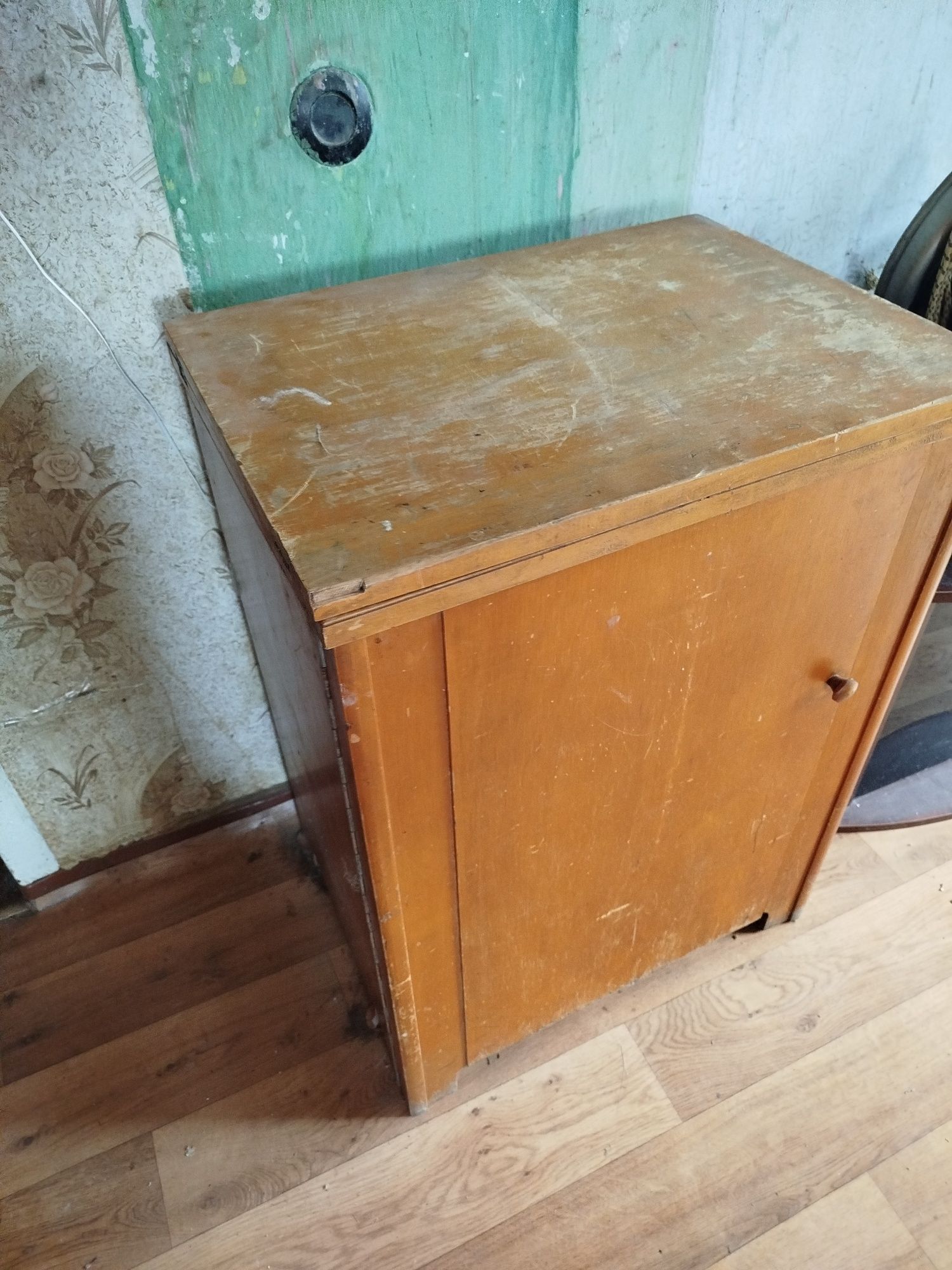 Продам ножную швейную машинку