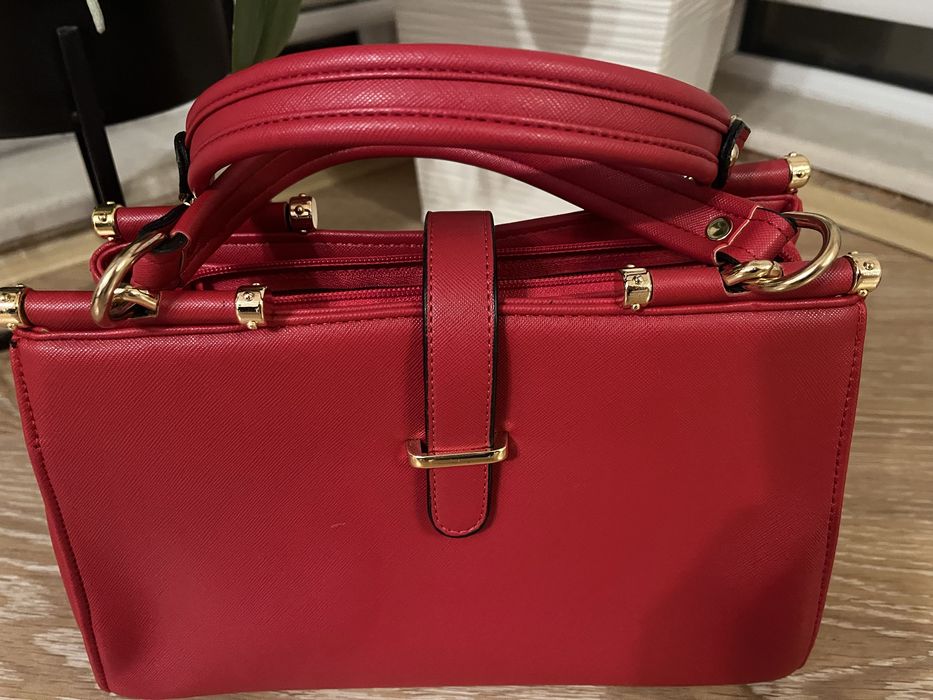 Дамска чанта - средно голяма