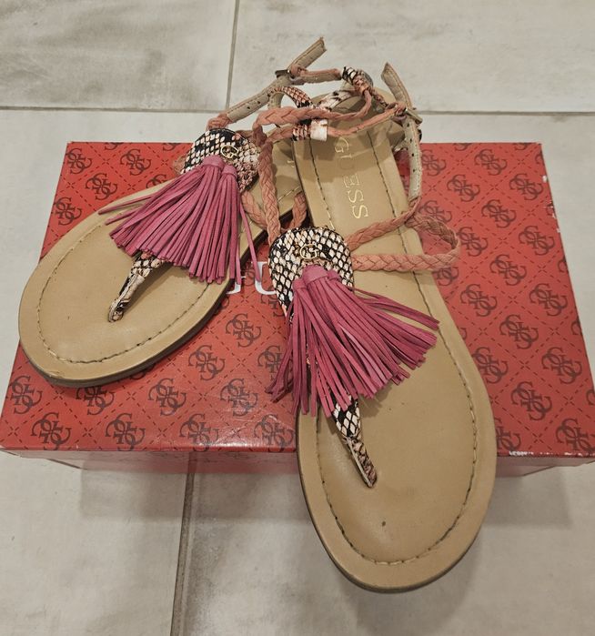 Сандали на Guess