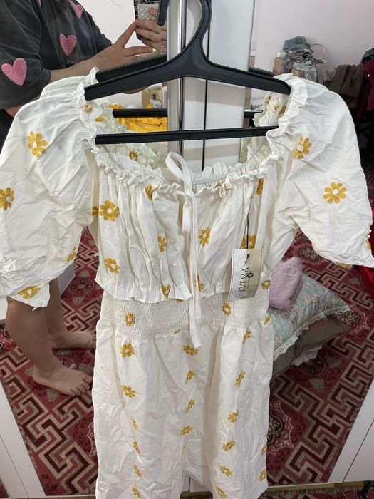 Белый платье с желтым цветком