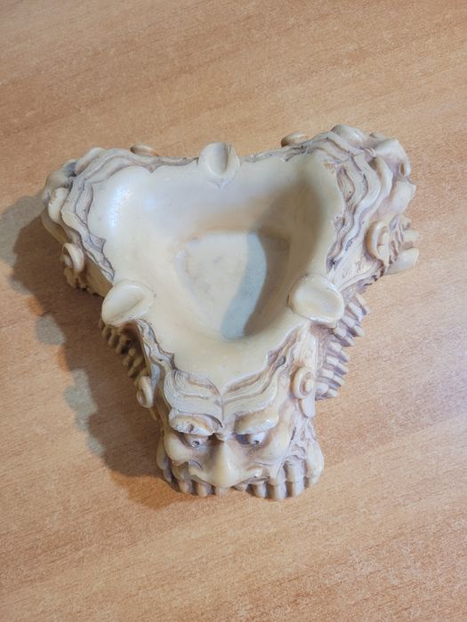 Vând scrumieră triunghiulara asiatica