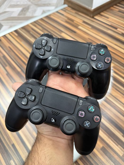 PS4 Slim 1TB + 3 оригинални контролера + 4 игри – Отлично състояние!