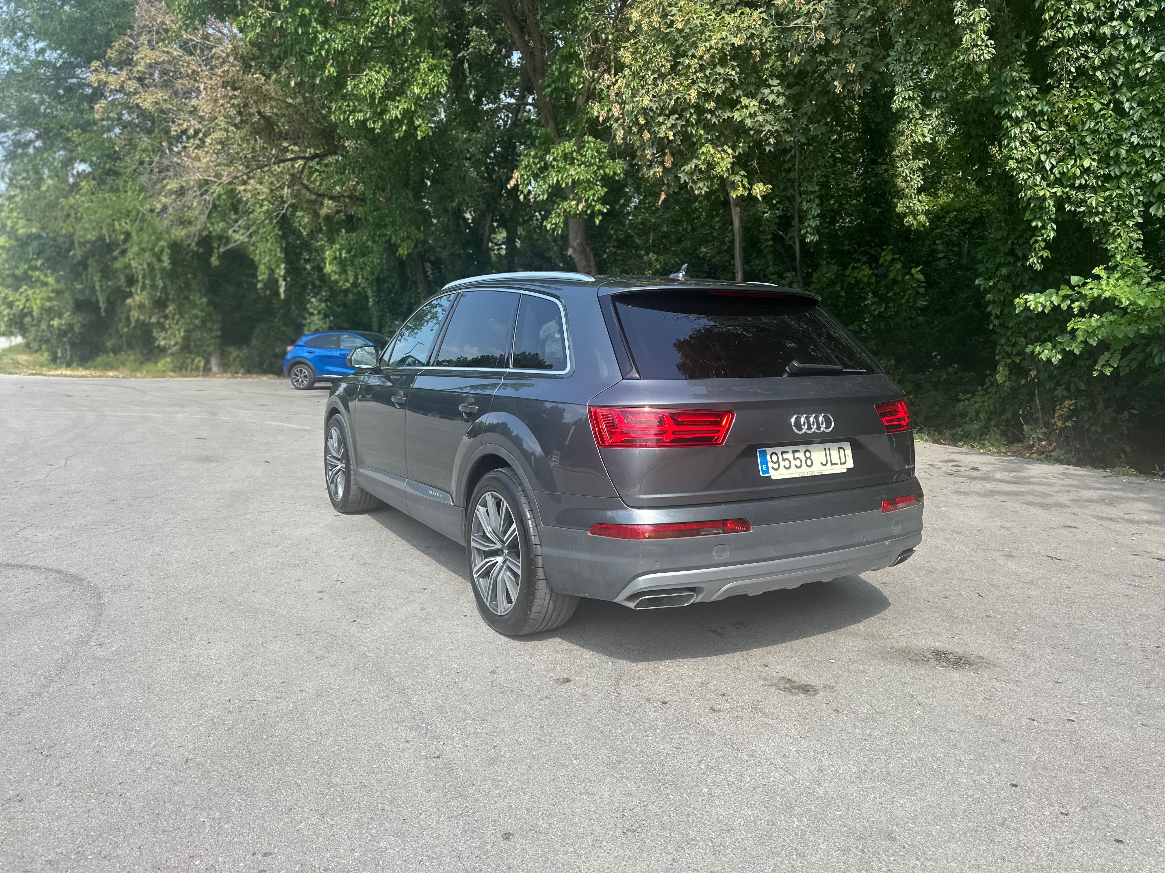 • • • Audi Q7 • • •