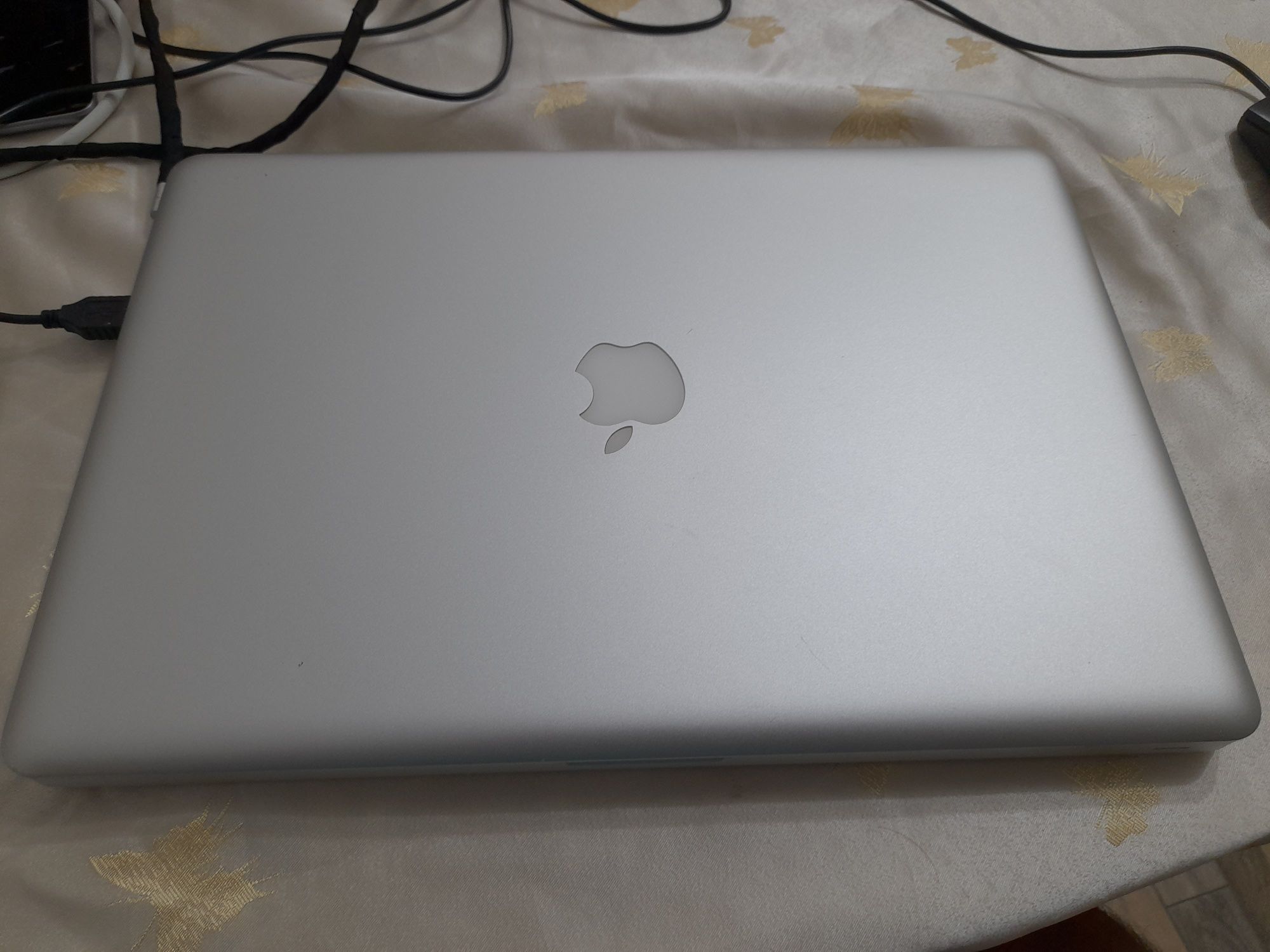 Apple  macbook pro i5 2010