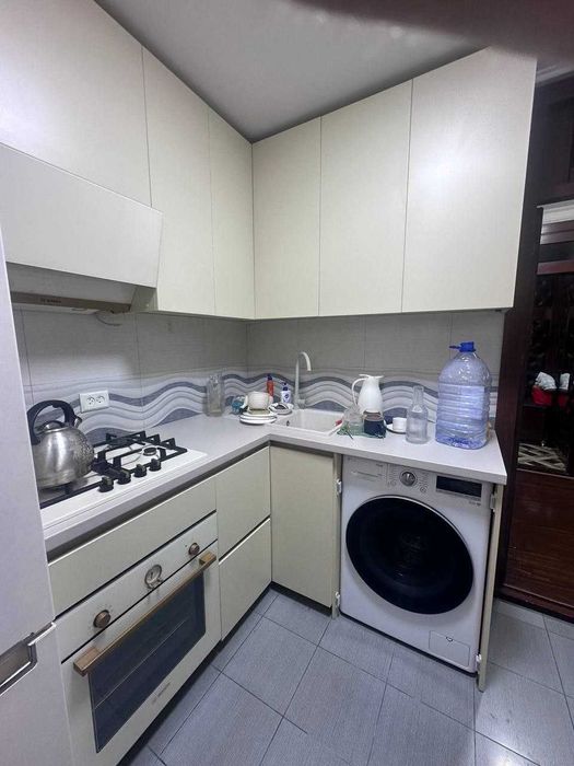 Санъат саройи олдида 2 хоналик жихозли сквозной уй сотилади