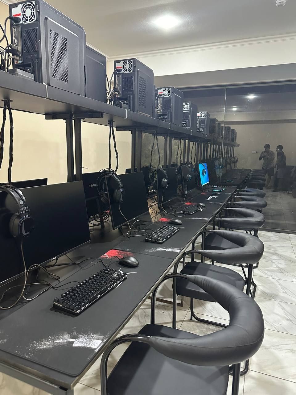 Продаю 10 готовых игровых компьютеров + столы и стулья
