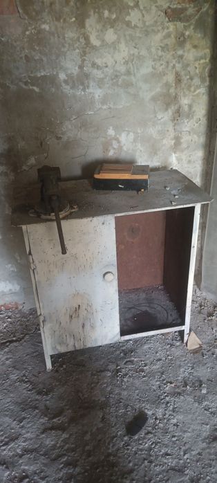 Верстак и тиски советские из очень толстого металла.