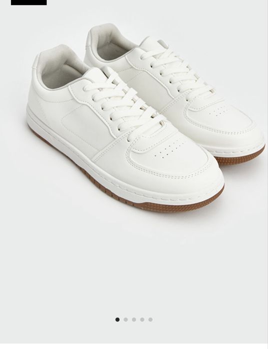 Бели и черни мъжки обувки