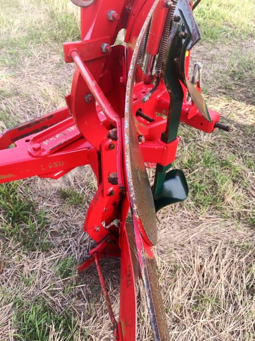 Plug reversibil hidraulic cu două brazde