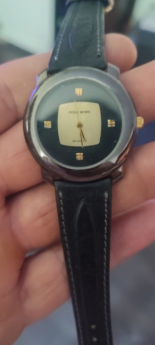 Ceasuri Gucci și Gold Wing