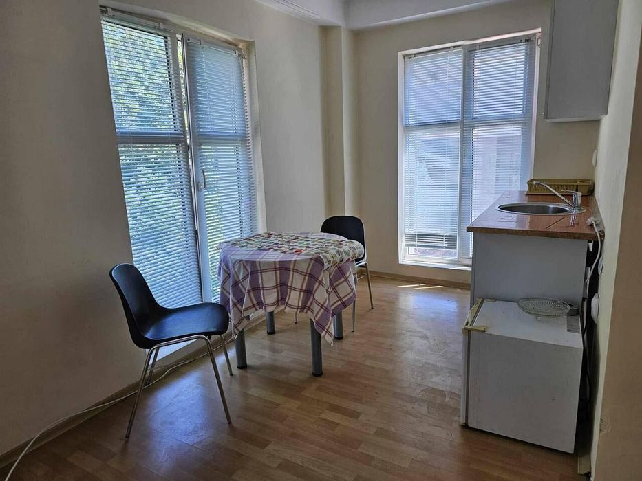 Дава се под наем Едностаен апартамент в Бургас, Център - 25 кв.м за 306 € - Снимка #2