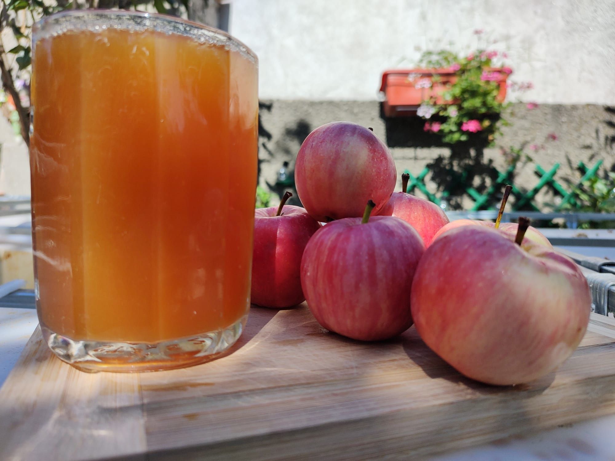 Procesez și vand suc natural din mere pere și struguri