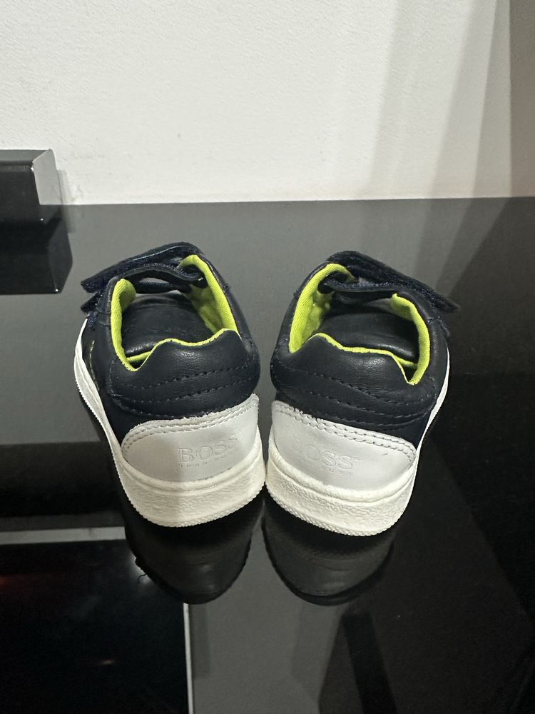 Adidasi Nike si Hugo Boss