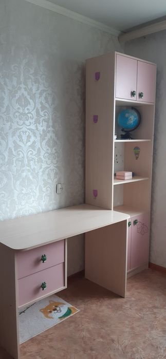 Шкаф, парта и кресло