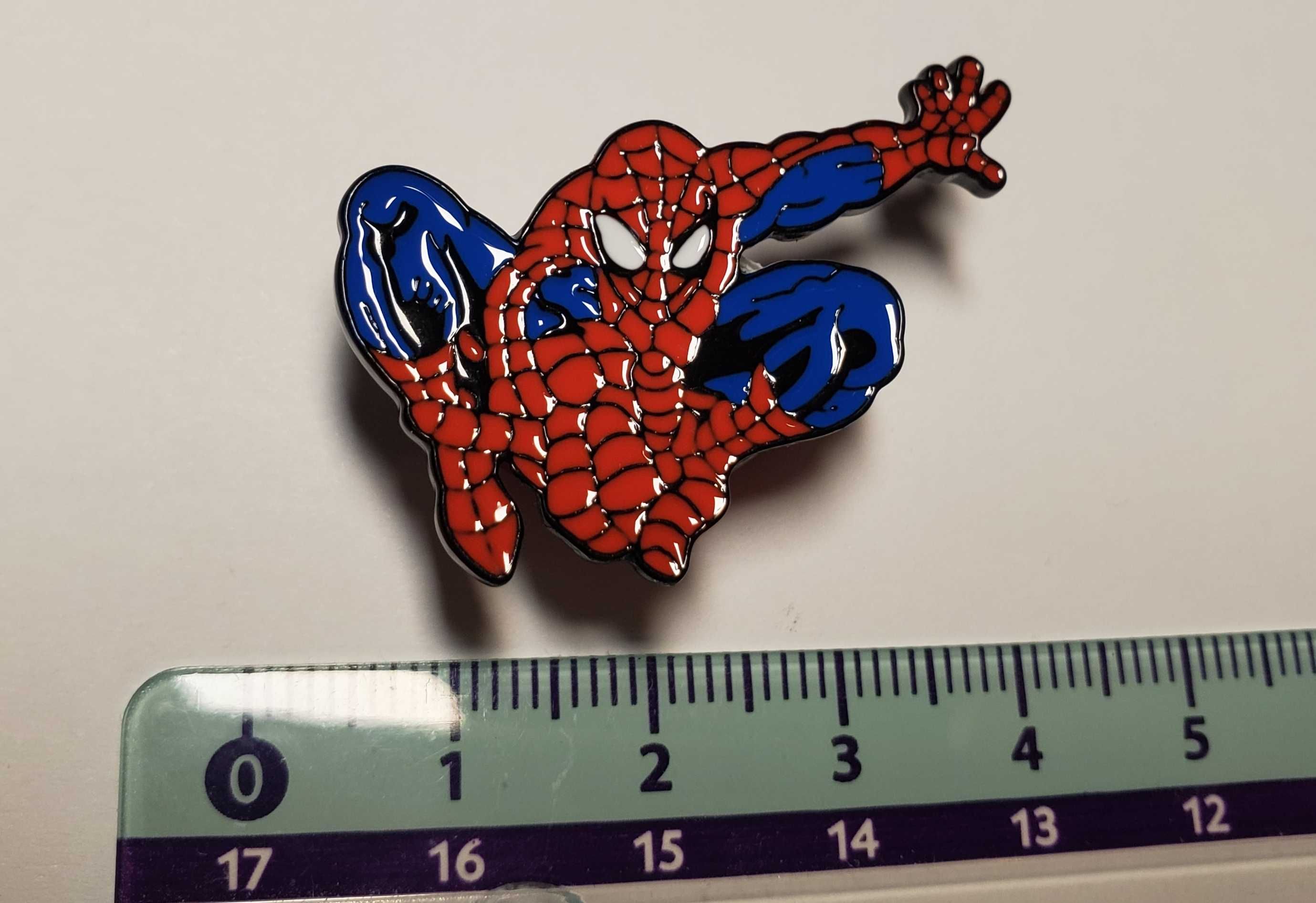 Insigne pins brose supereroi Marvel si DC Comics din metal si email