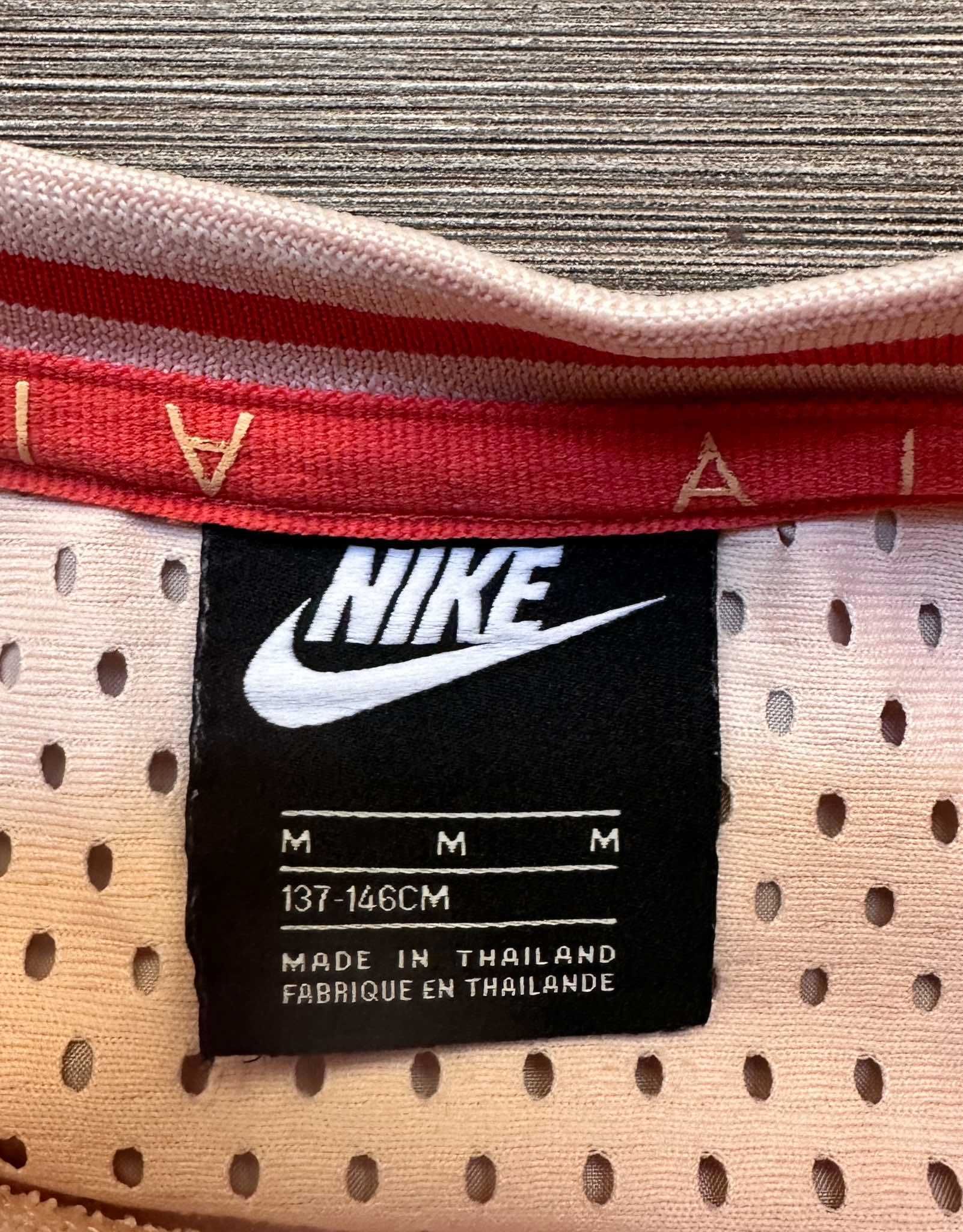 Спортен топ Nike, размер М за ръст до 146 см.