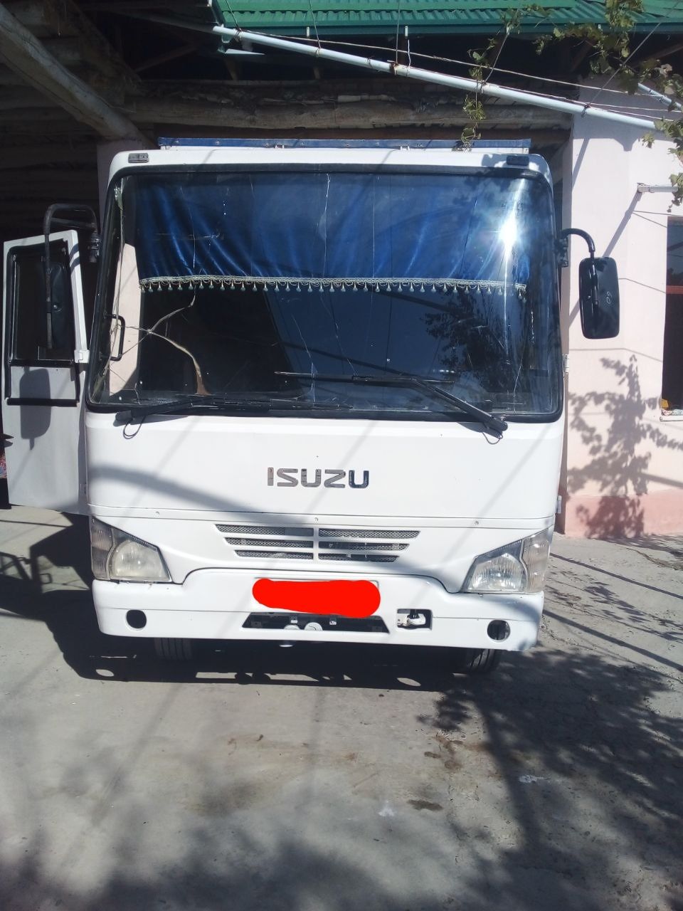 Avtobus isuzu furgon qilingan