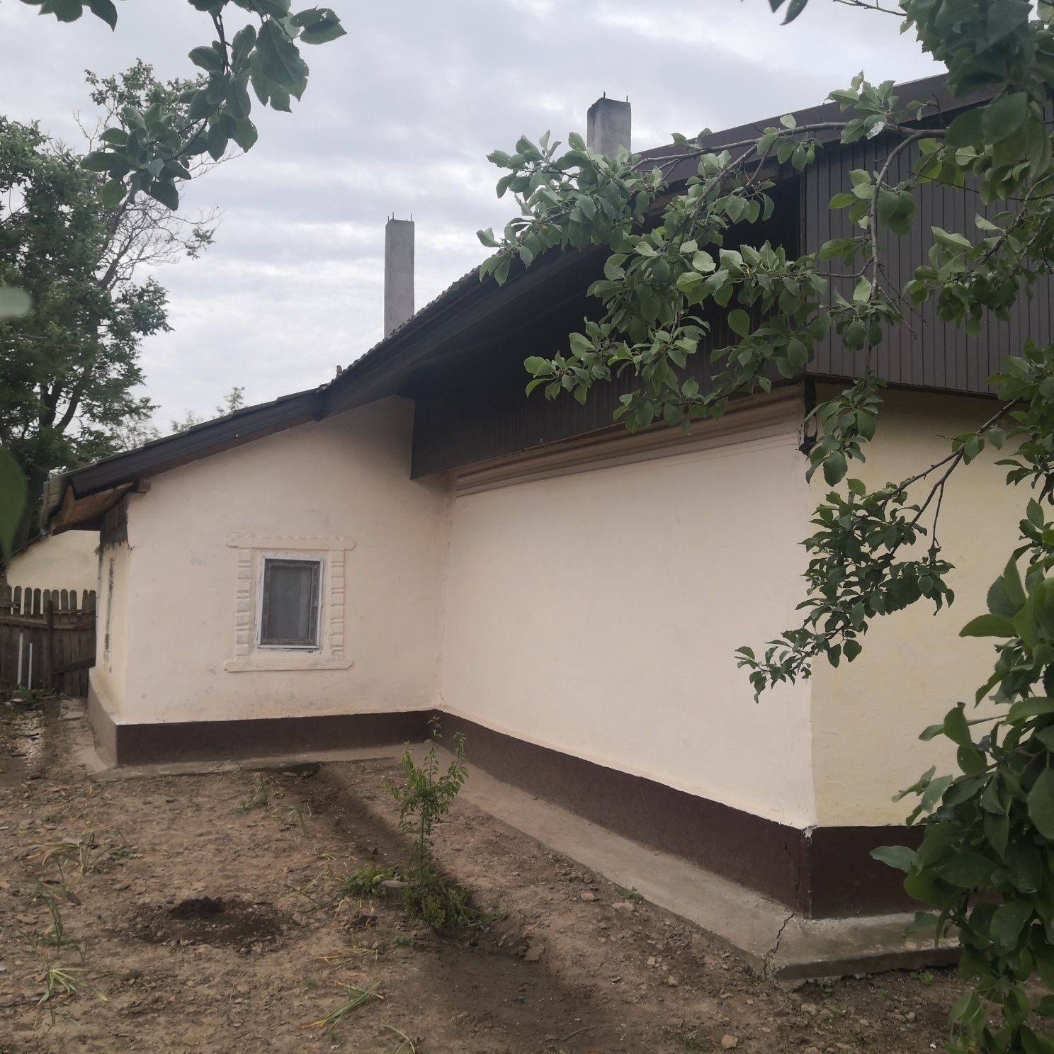 Vand casa recent renovata cu anexe si teren 2035mp