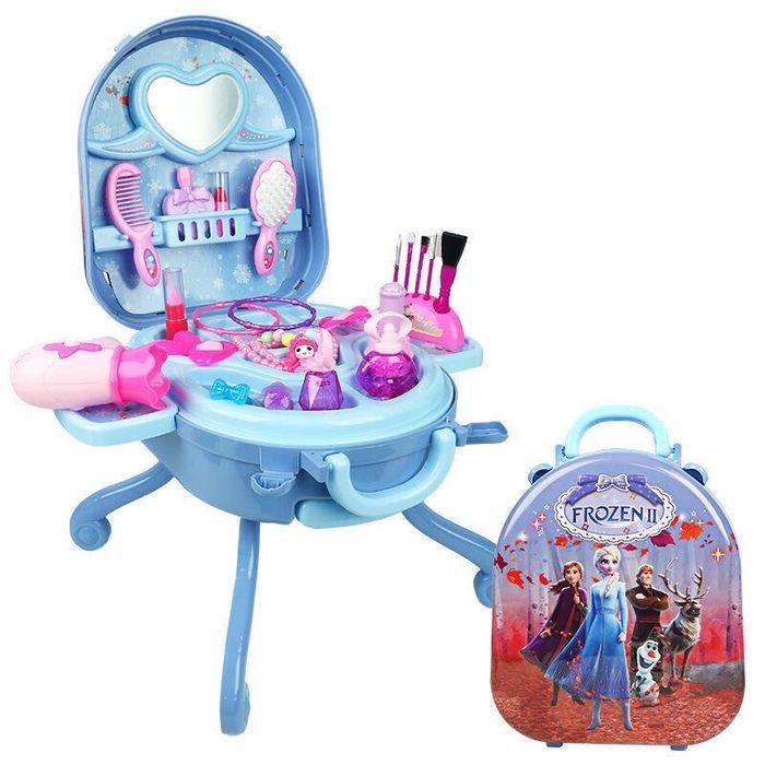 Набор украшении и косметики