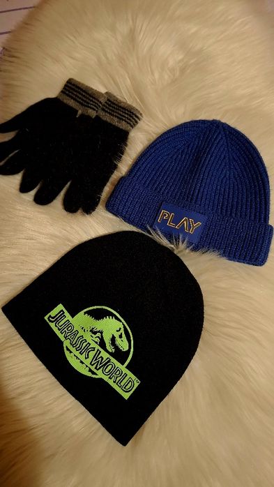 Lot de băieții pantalonii și căciulă