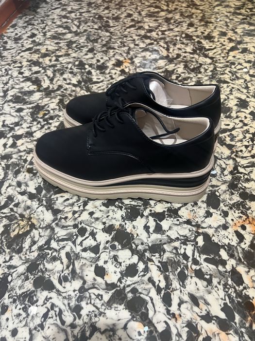 Продам новую ветровку и новые туфли .