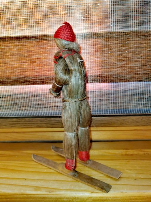Сламена фигура кукла скиор на ски в екип и без щеки !