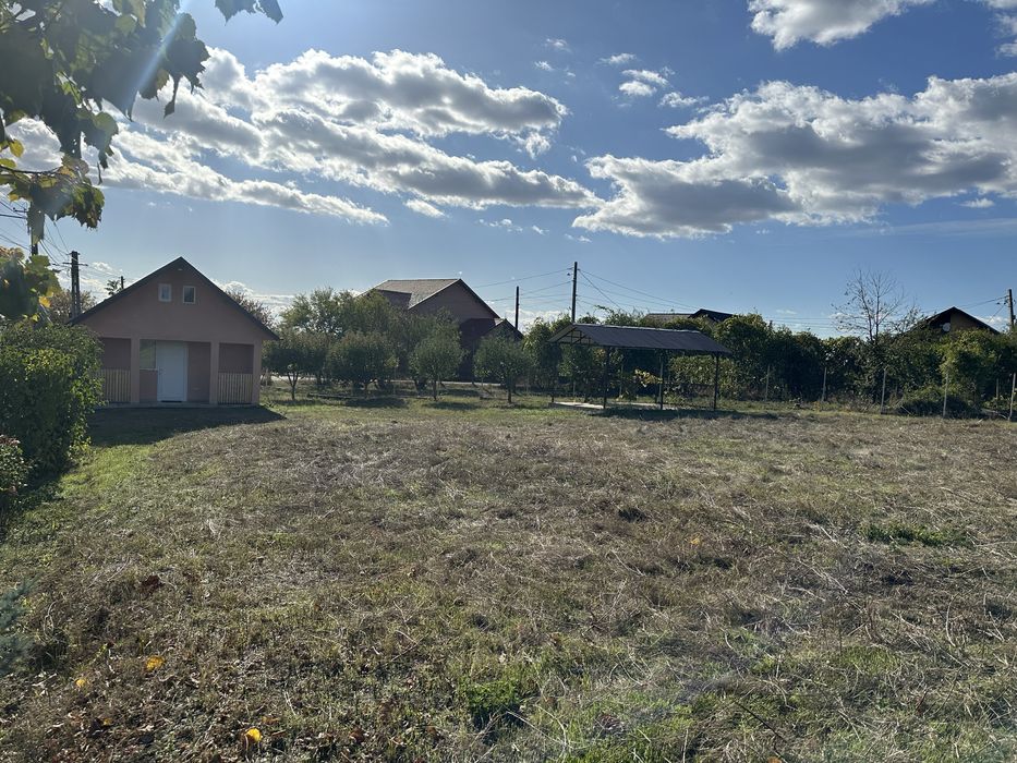 Teren cu casuta, foisor si livada in Valea Calugareasca